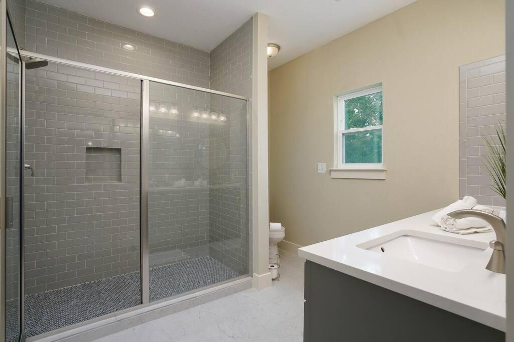 SPACIOUS, SLEEPS 6, ST PHILLIPS, KING Bed San Antonio Exterior foto